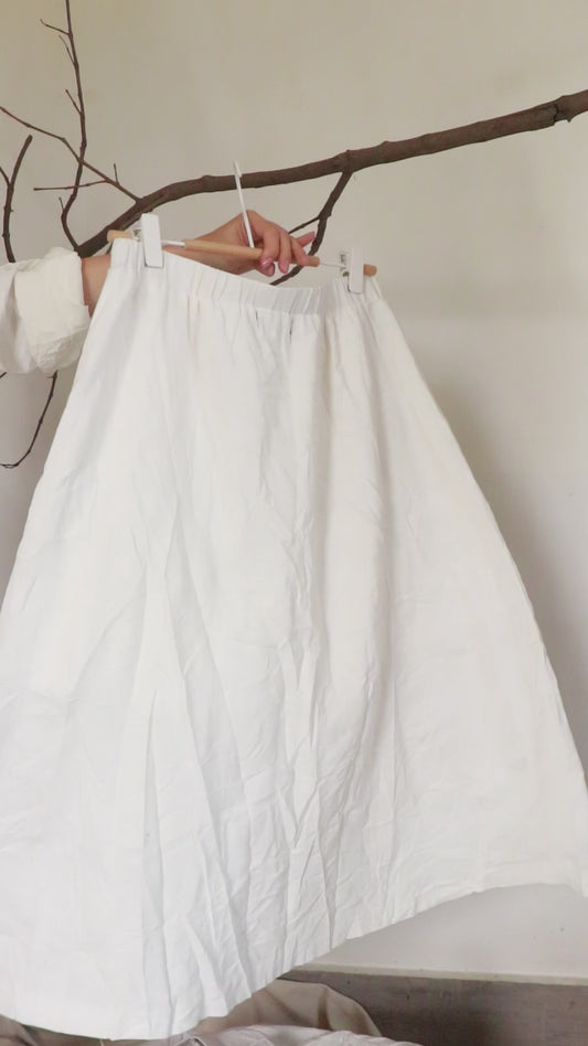 Pure white buttoned skirt with front pockets